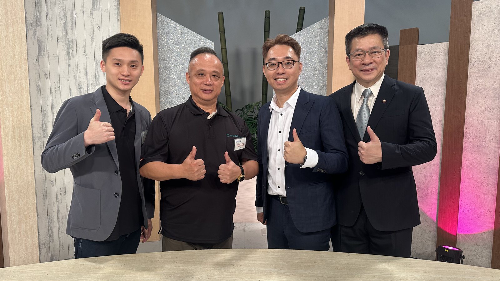 受訪後於棚內合影