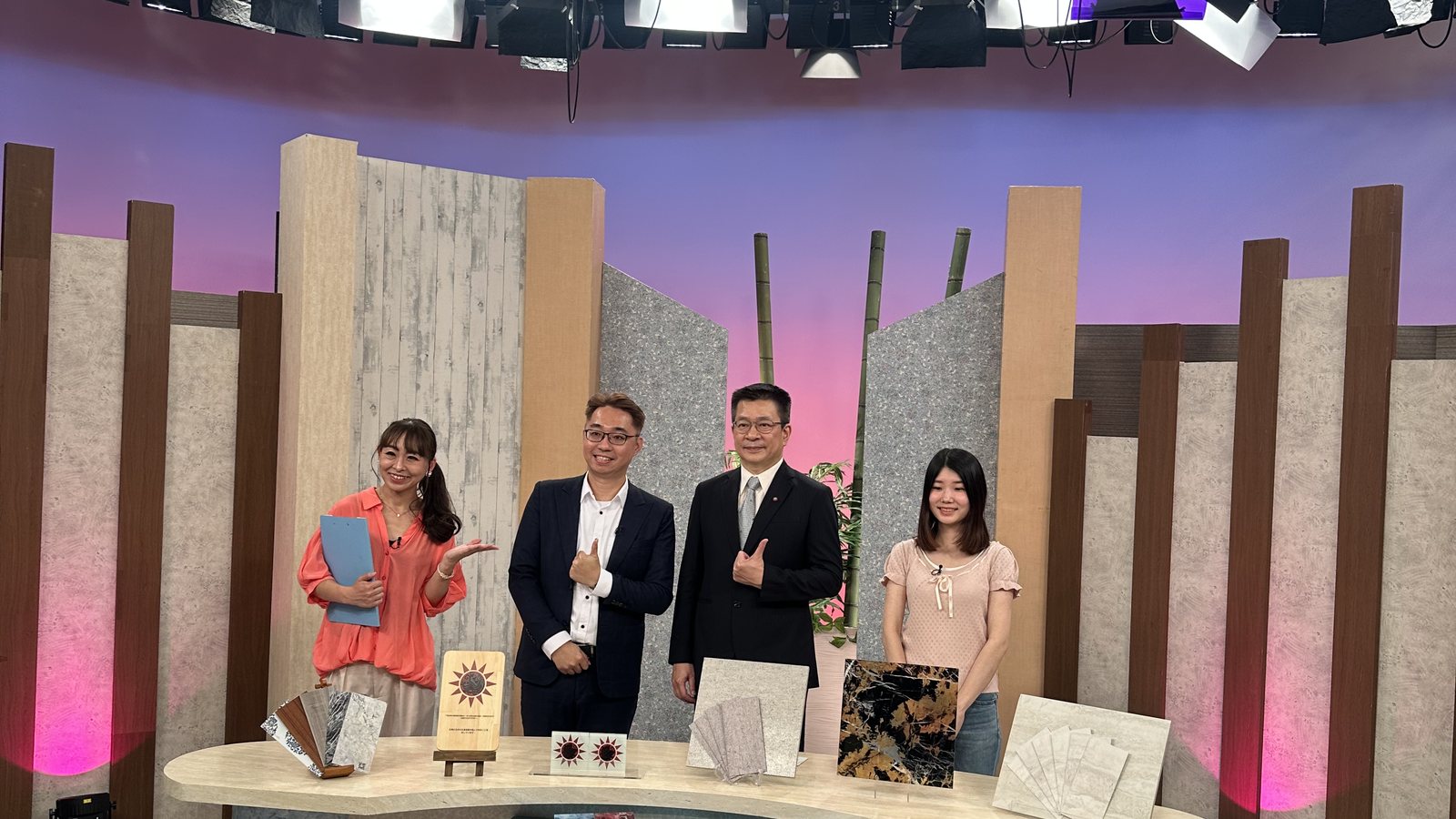 KBS 京都節目錄製現場，主播檯上擺放 PrinTex 板材樣品